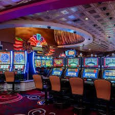 Layar permainan slot online dengan tema animasi di zorototo
